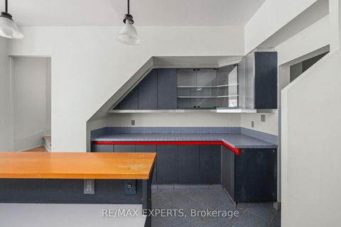 Photo 12 at 382 Bathurst Street, Bellwoods, Toronto