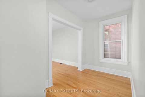 Photo 21 at 382 Bathurst Street, Bellwoods, Toronto