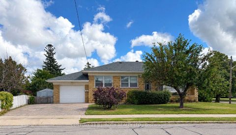 Photo 1 at 33 Lewiston Road, Dorset Park, Toronto