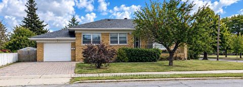 Photo 3 at 33 Lewiston Road, Dorset Park, Toronto