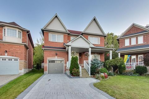 Photo 2 at 20 Trish Drive, Oak Ridges Lake Wilcox, Richmond Hill