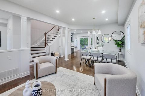 Photo 5 at 20 Trish Drive, Oak Ridges Lake Wilcox, Richmond Hill