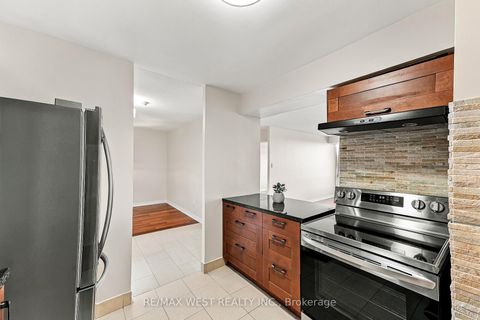 Photo 10 at 1009 - 1320 Islington Avenue, City Centre West, Toronto