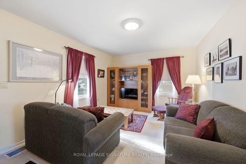 Photo 2 at 15 Kemp Square, Amesbury, Toronto