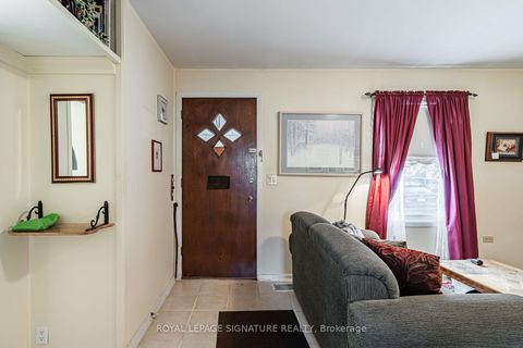 Photo 3 at 15 Kemp Square, Amesbury, Toronto