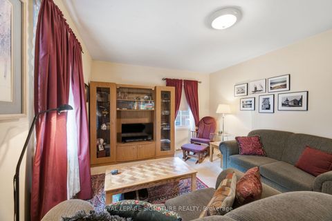 Photo 4 at 15 Kemp Square, Amesbury, Toronto