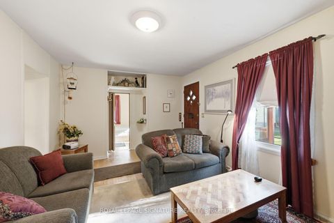 Photo 5 at 15 Kemp Square, Amesbury, Toronto