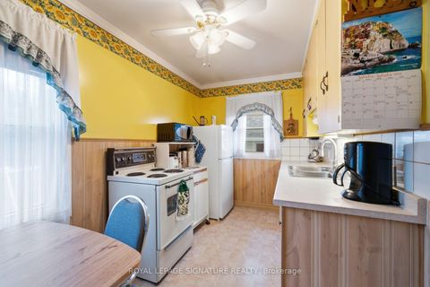 Photo 6 at 15 Kemp Square, Amesbury, Toronto