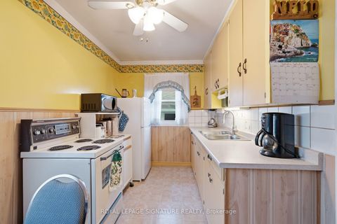 Photo 7 at 15 Kemp Square, Amesbury, Toronto