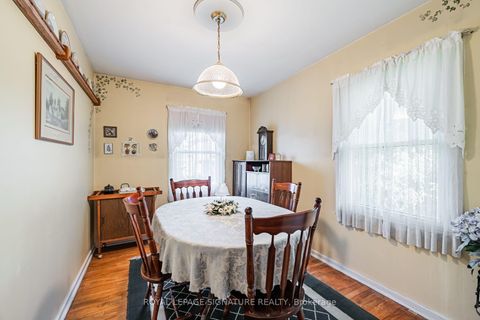 Photo 11 at 15 Kemp Square, Amesbury, Toronto