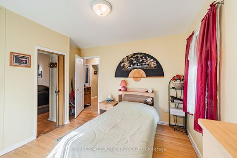 Photo 16 at 15 Kemp Square, Amesbury, Toronto