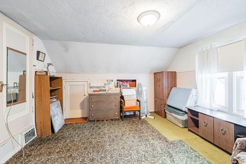Photo 19 at 15 Kemp Square, Amesbury, Toronto