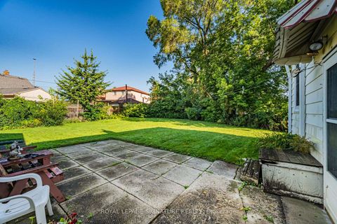 Photo 33 at 15 Kemp Square, Amesbury, Toronto