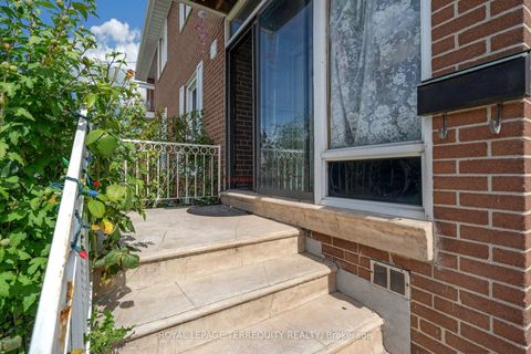 Photo 2 at 11 Dixiana Court, Jane Heights, Toronto