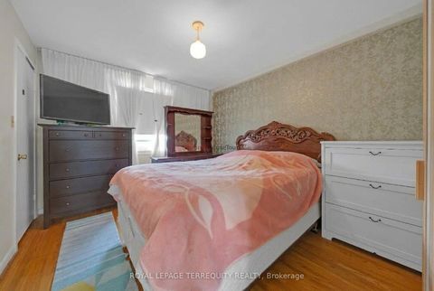 Photo 11 at 11 Dixiana Court, Jane Heights, Toronto