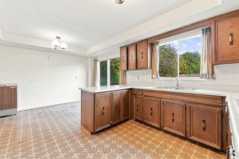 Photo 7 at 20 Riderwood Drive, Windfields, Toronto