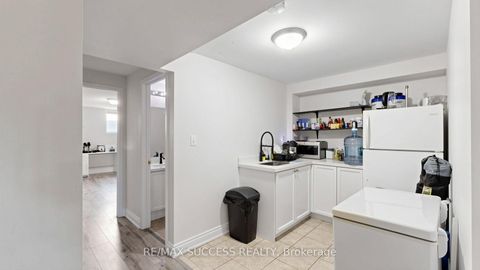 Photo 4 at 19 Boot Terrace, York University Heights, Toronto
