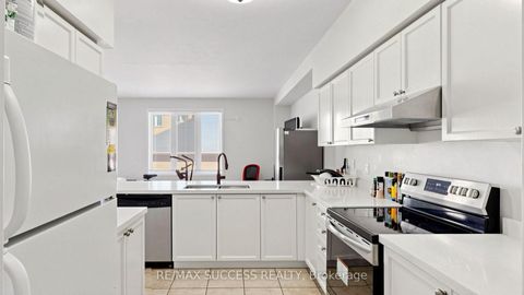 Photo 10 at 19 Boot Terrace, York University Heights, Toronto