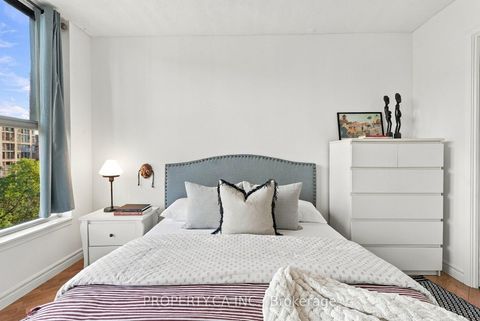 Photo 14 at 625 - 222 The Esplanade Avenue, Waterfront Communities C8, Toronto