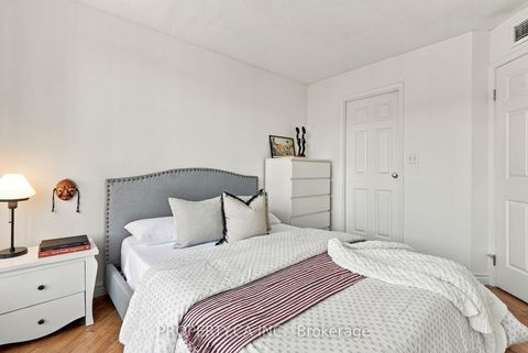 Photo 15 at 625 - 222 The Esplanade Avenue, Waterfront Communities C8, Toronto
