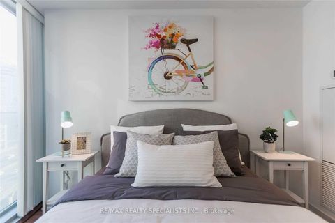 Photo 9 at 703 - 12 YORK Street, Waterfront Communities C1, Toronto