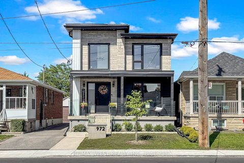 Photo 2 at 972 Castlefield Avenue, Belgravia, Toronto