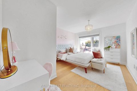 Photo 28 at 972 Castlefield Avenue, Belgravia, Toronto