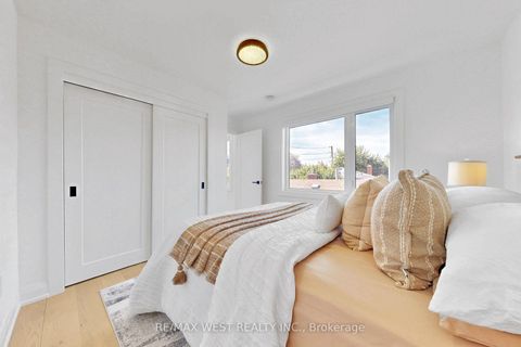 Photo 30 at 972 Castlefield Avenue, Belgravia, Toronto