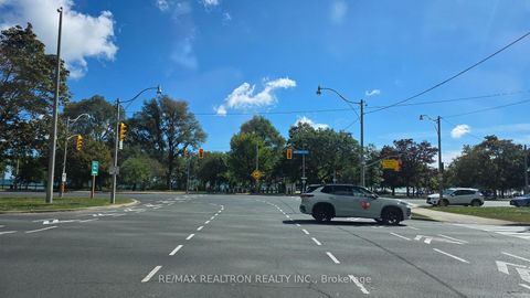 Photo 32 at 607 - 105 The Queensway Avenue, Swansea, Toronto