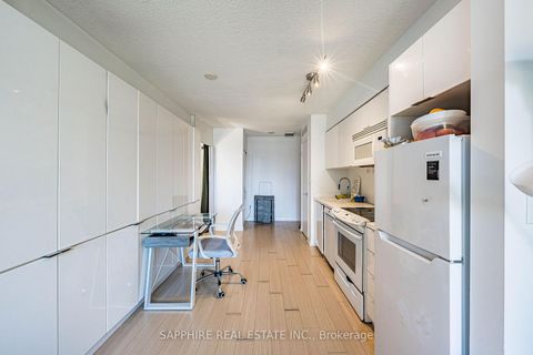 Photo 13 at 541 - 15 Iceboat Terrace, Waterfront Communities C1, Toronto