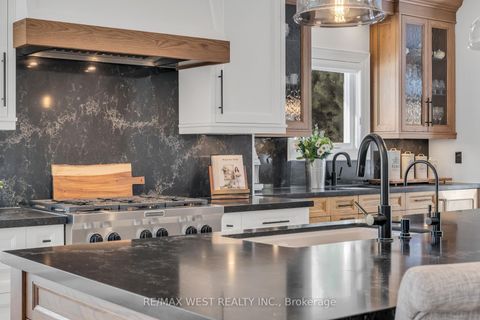 Photo 11 at 10 Farmcrest Court, Nobleton, King