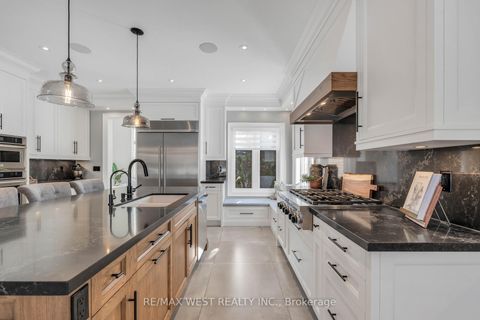 Photo 13 at 10 Farmcrest Court, Nobleton, King