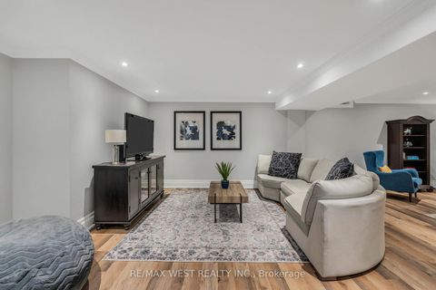 Photo 36 at 10 Farmcrest Court, Nobleton, King