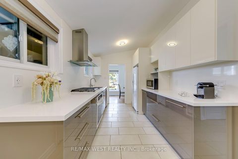 Photo 16 at 6 Millview Court, Clairville, Toronto