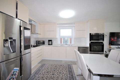 Photo 3 at 25 Arbutus Crescent, Dorset Park, Toronto