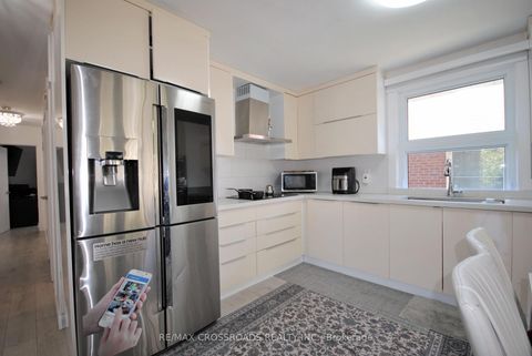 Photo 4 at 25 Arbutus Crescent, Dorset Park, Toronto