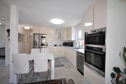 Photo 5 at 25 Arbutus Crescent, Dorset Park, Toronto