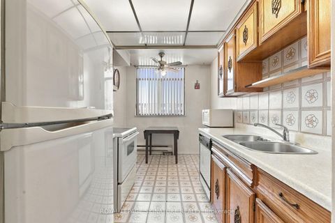 Photo 14 at 539 - 2645 Jane Street, Jane Heights, Toronto