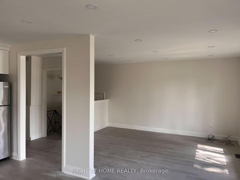 Photo 3 at 32 Brimorton Drive, Bendale, Toronto