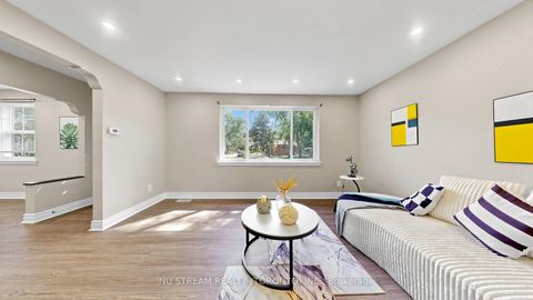 Photo 3 at 226 Oakridge Drive, Cliffcrest, Toronto