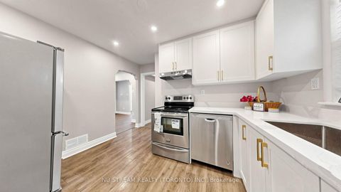 Photo 7 at 226 Oakridge Drive, Cliffcrest, Toronto