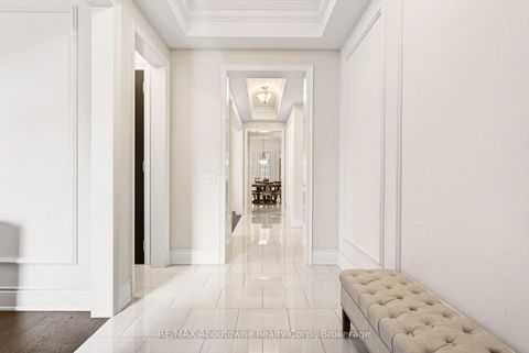 Photo 4 at 136 Annsleywood Court, Kleinburg, Vaughan