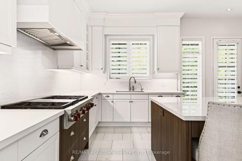 Photo 7 at 136 Annsleywood Court, Kleinburg, Vaughan