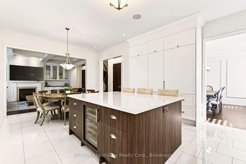Photo 9 at 136 Annsleywood Court, Kleinburg, Vaughan