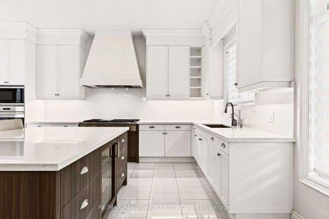 Photo 10 at 136 Annsleywood Court, Kleinburg, Vaughan