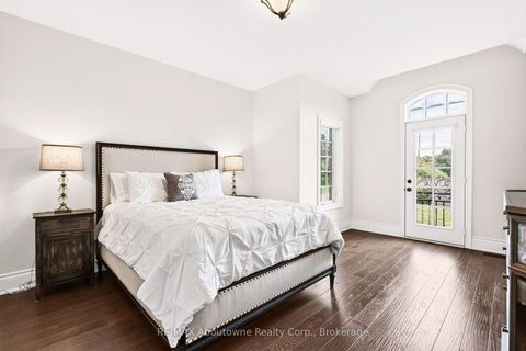 Photo 18 at 136 Annsleywood Court, Kleinburg, Vaughan