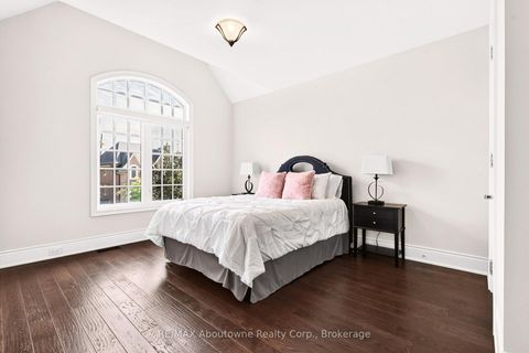 Photo 20 at 136 Annsleywood Court, Kleinburg, Vaughan