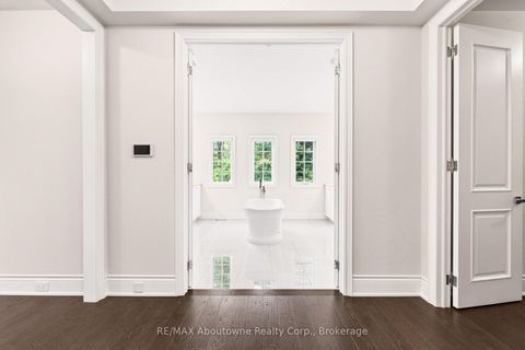Photo 24 at 136 Annsleywood Court, Kleinburg, Vaughan