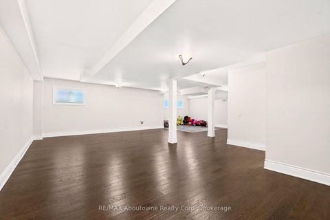 Photo 37 at 136 Annsleywood Court, Kleinburg, Vaughan