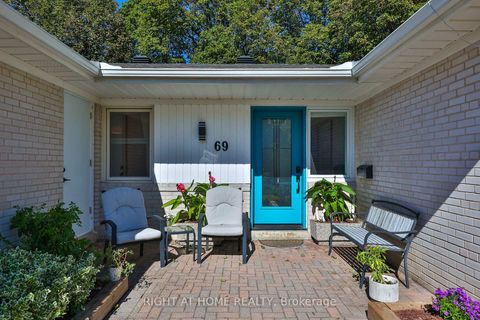 Photo 2 at 69 Montressor Drive, Windfields, Toronto